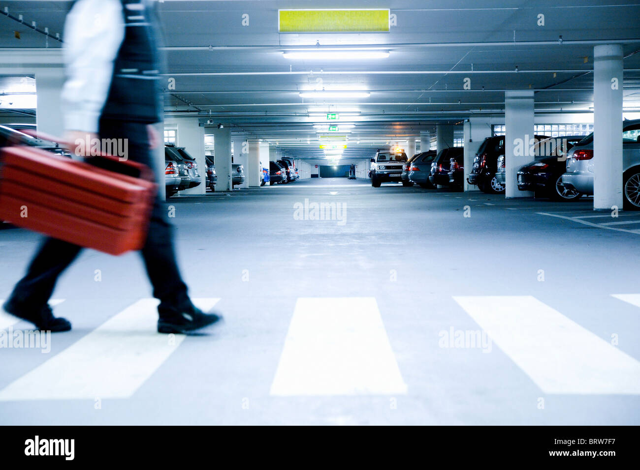 Workman su una zebra-crossing in un parcheggio sotterraneo Foto Stock