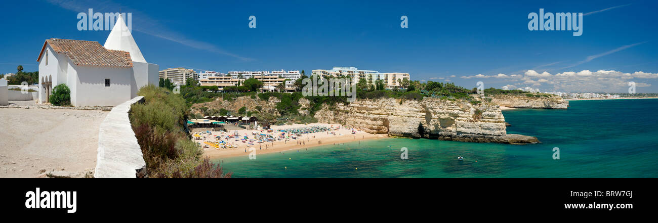 Il Portogallo, Algarve, Armacao de Pera, Nossa Senhora da Rocha beach e la cappella, con l'Hotel Pestana Viking Foto Stock