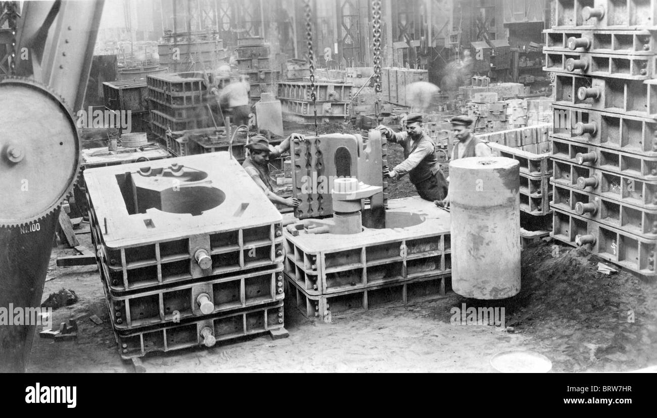 Locomotiva a vapore di produzione, costruzione di un modello di cilindro, Borsigwerke fabbrica di Tegel di Berlino, Germania, fotografia storica Foto Stock
