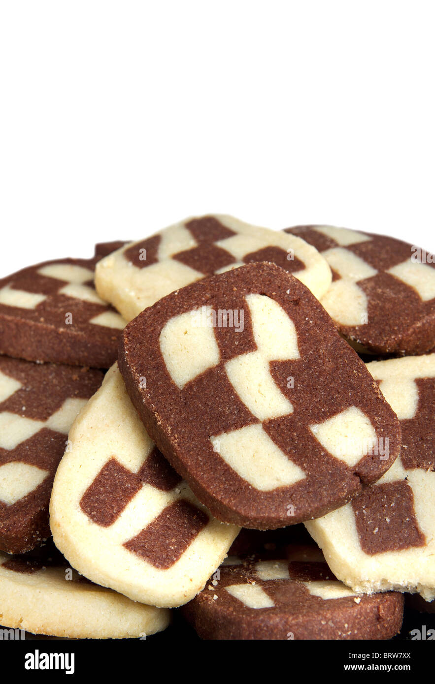 Pila di biscotti a scacchiera con il bianco copyspace. layout verticale. Foto Stock