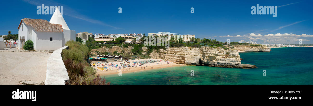 Il Portogallo, Algarve, Armacao de Pera, Nossa Senhora da Rocha beach e la cappella, con l'Hotel Pestana Viking Foto Stock