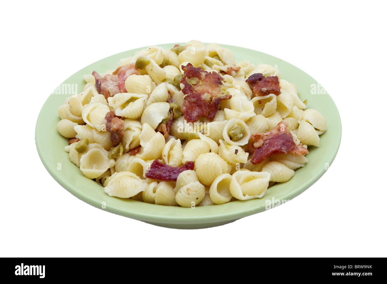 La pancetta con pasta cremosa salsa di piselli su bianco con copyspace Foto Stock