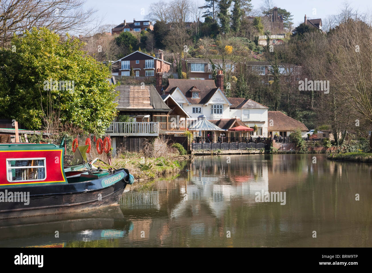 Il pub Weyside accanto al fiume Wey con canal boat sulla navigazione Godalming Guildford Surrey England Regno Unito. Foto Stock