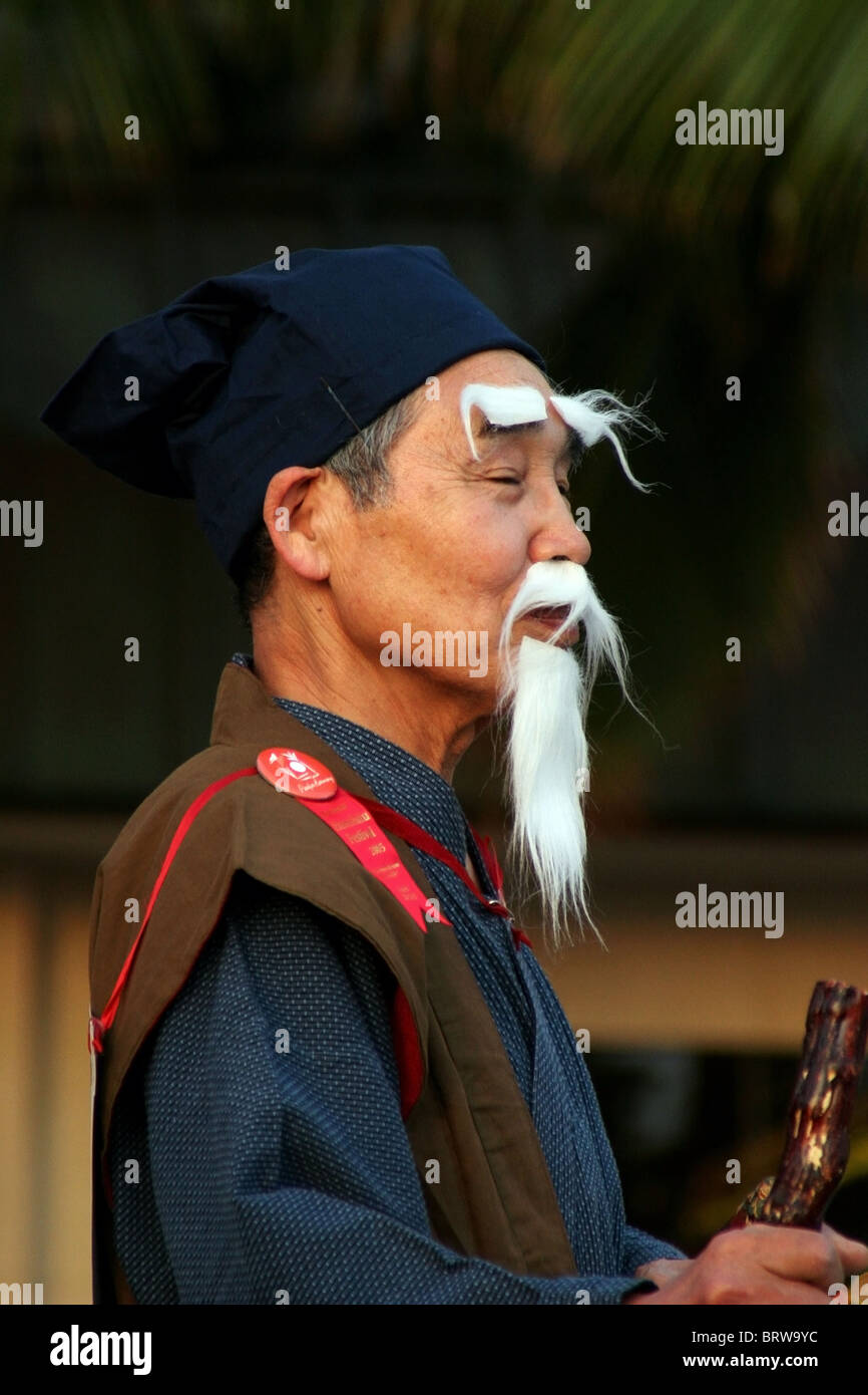 Un uomo dal Giappone è che indossa un finto bianco di baffi e barba durante  il Festival di Honolulu parade di Honolulu, Hawaii Foto stock - Alamy