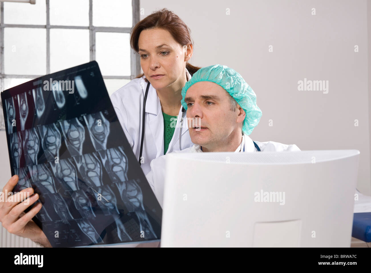 Due medici parlando di un x-ray risultato Foto Stock