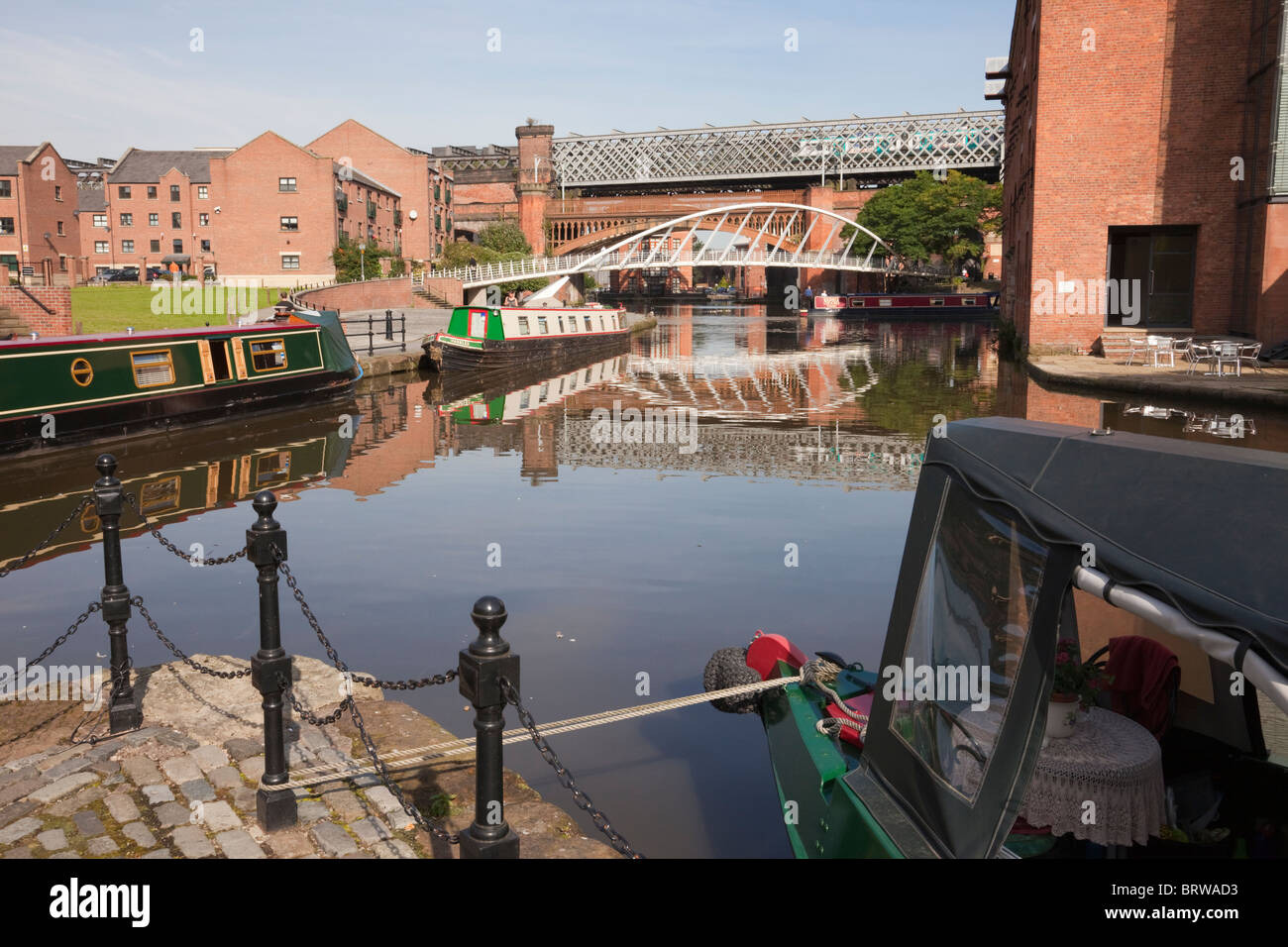 Castlefield, Manchester, Inghilterra, Regno Unito, Europa. Narrowboats in Bridgewater Canal bacino in Urban Heritage Park. Foto Stock