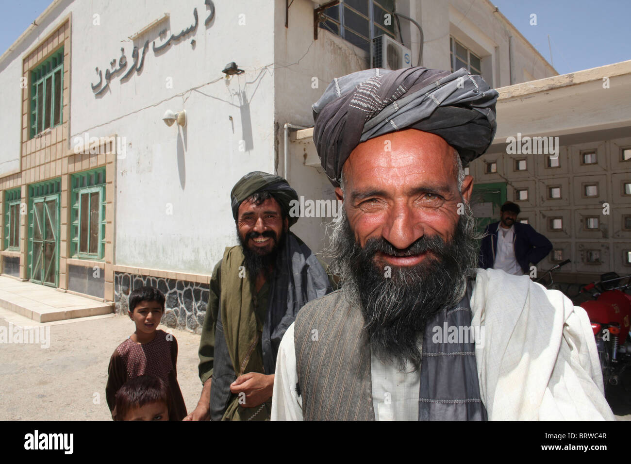 Gli uomini afghani in attesa di servizi medici Foto Stock