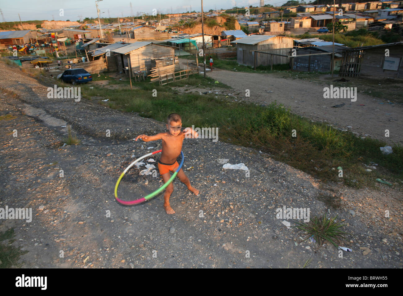 Bambini che giocano in una delle baraccopoli in Colombia Foto Stock