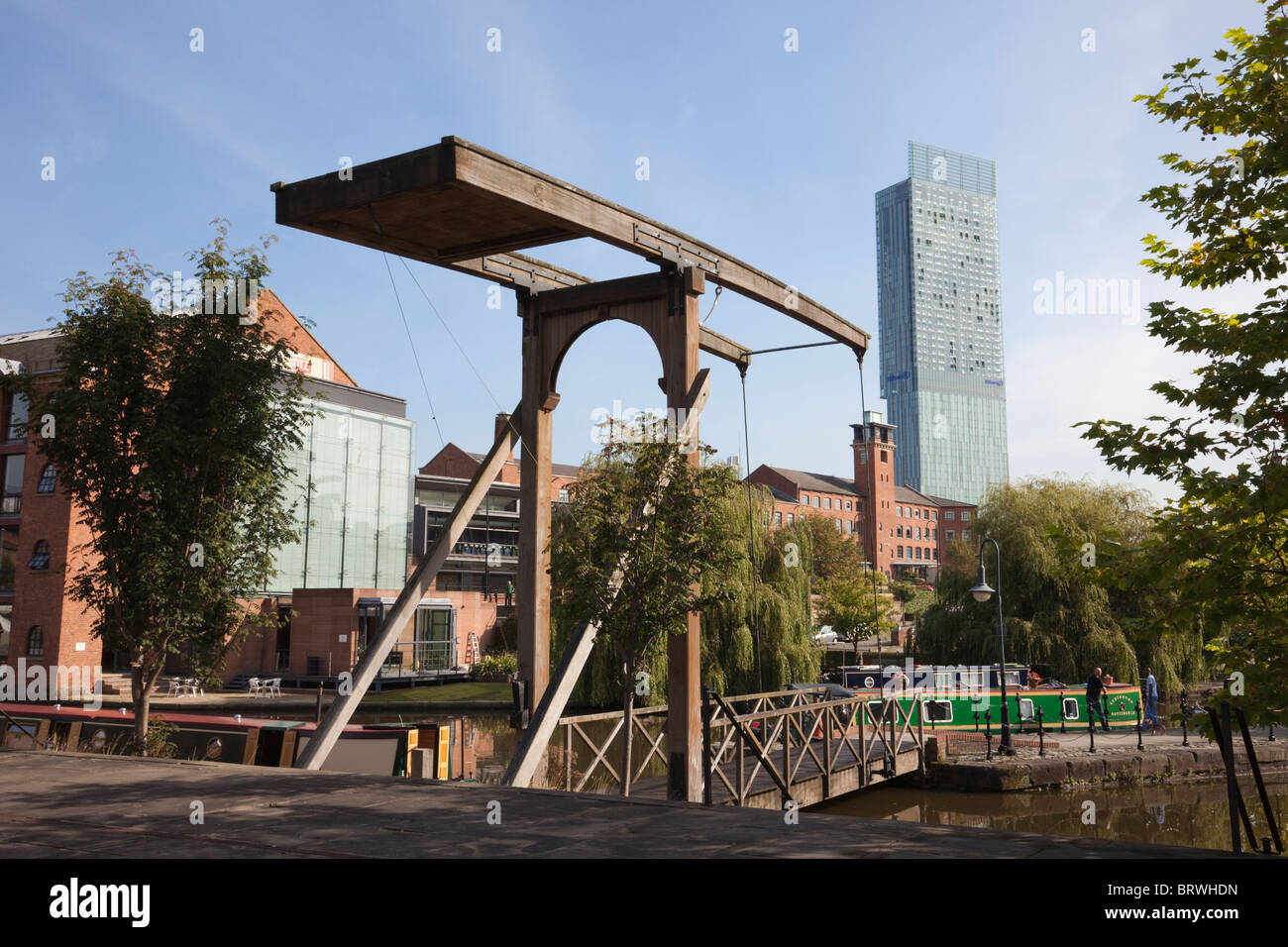 Merchant's Quay su Bridgewater Canal bacino nel patrimonio urbano Park con Beetham Tower al di là. Castlefield, Manchester, Inghilterra, Regno Unito, Gran Bretagna Foto Stock