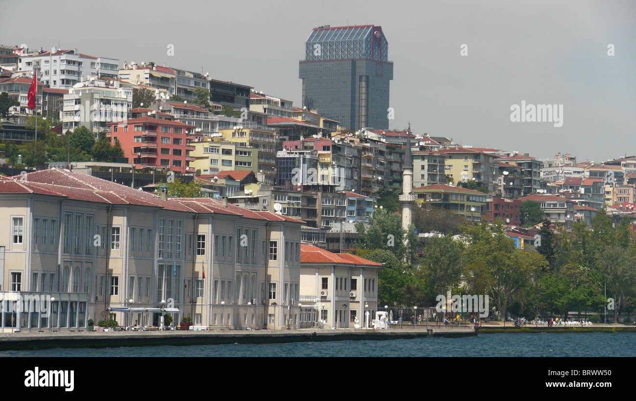 Turchia architettura di contrasto lungo il Golden Horn, Istanbul. foto di Sean Sprague Foto Stock