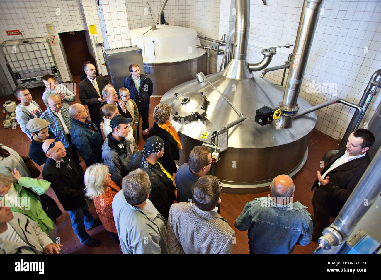 I turisti in visita a una fabbrica di birra in Polonia, Zabrze Foto Stock