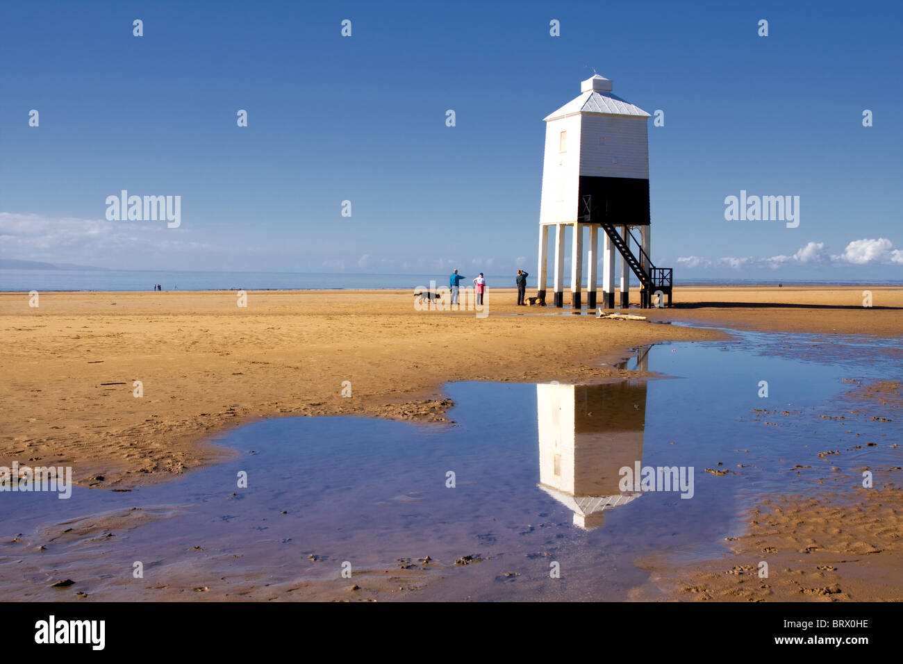 Abbassare beach faro a Burnham-su-Mare riflessi nell'acqua Foto Stock