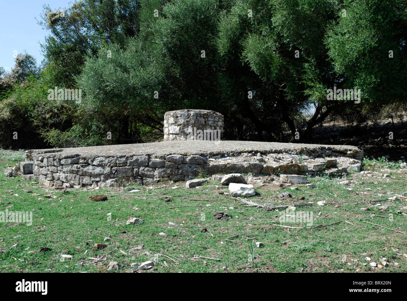 Parte dei resti di un bagno romano presso il sito di una villa romana in Grecia. Vicino a Louros, Preveza, Epiro Foto Stock