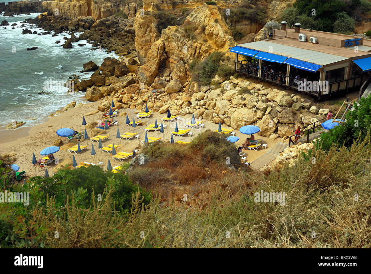 Cove, Spiaggia e Ristorante, Portogallo. Foto Stock