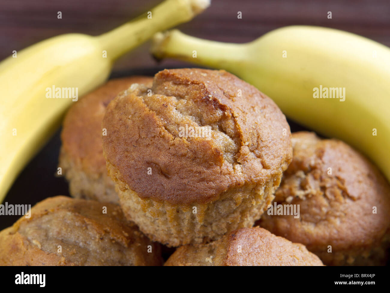Pila di muffin alla banana su una piastra nera closeup Foto Stock