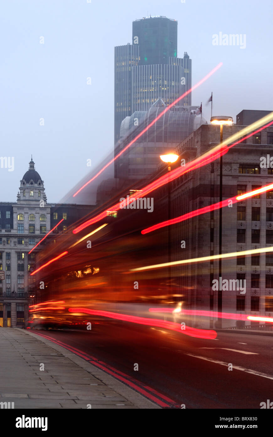 Vista del bus passando sul ponte di Londra, London, England, Regno Unito Foto Stock