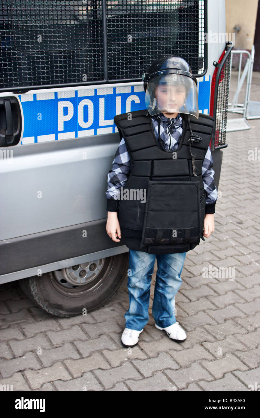 Un bambino in posa di polizia uniforme Foto Stock