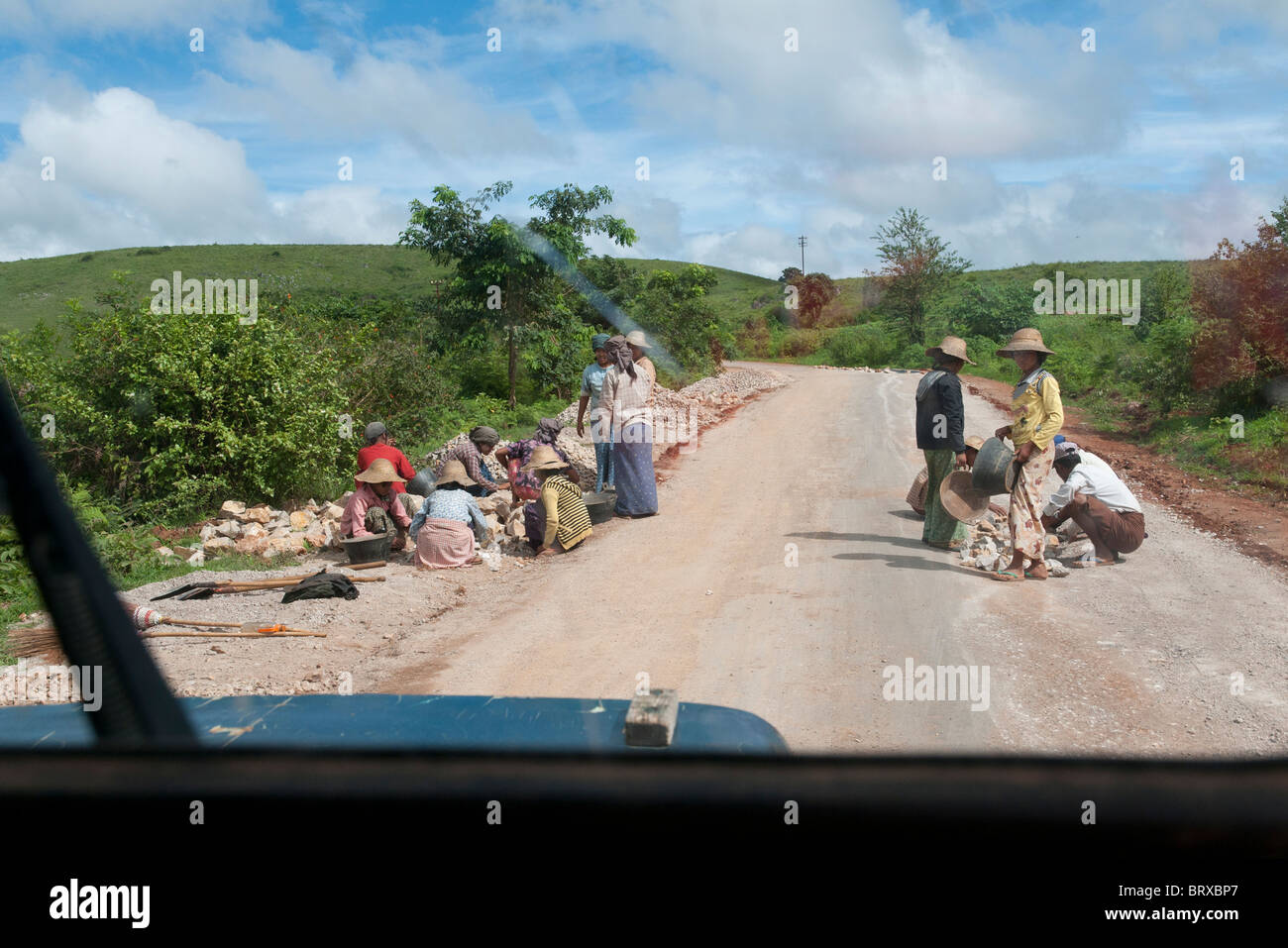 Le donne che lavorano su una strada sito di lavoro. Shan Colline Foto Stock