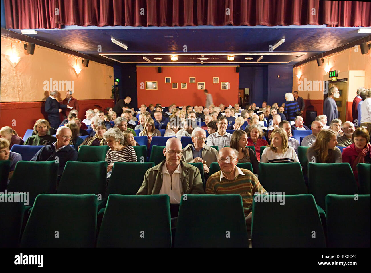 Piccolo cinema teatro e pubblico prima che il film Cinderford Gloucestershire England Regno Unito Foto Stock