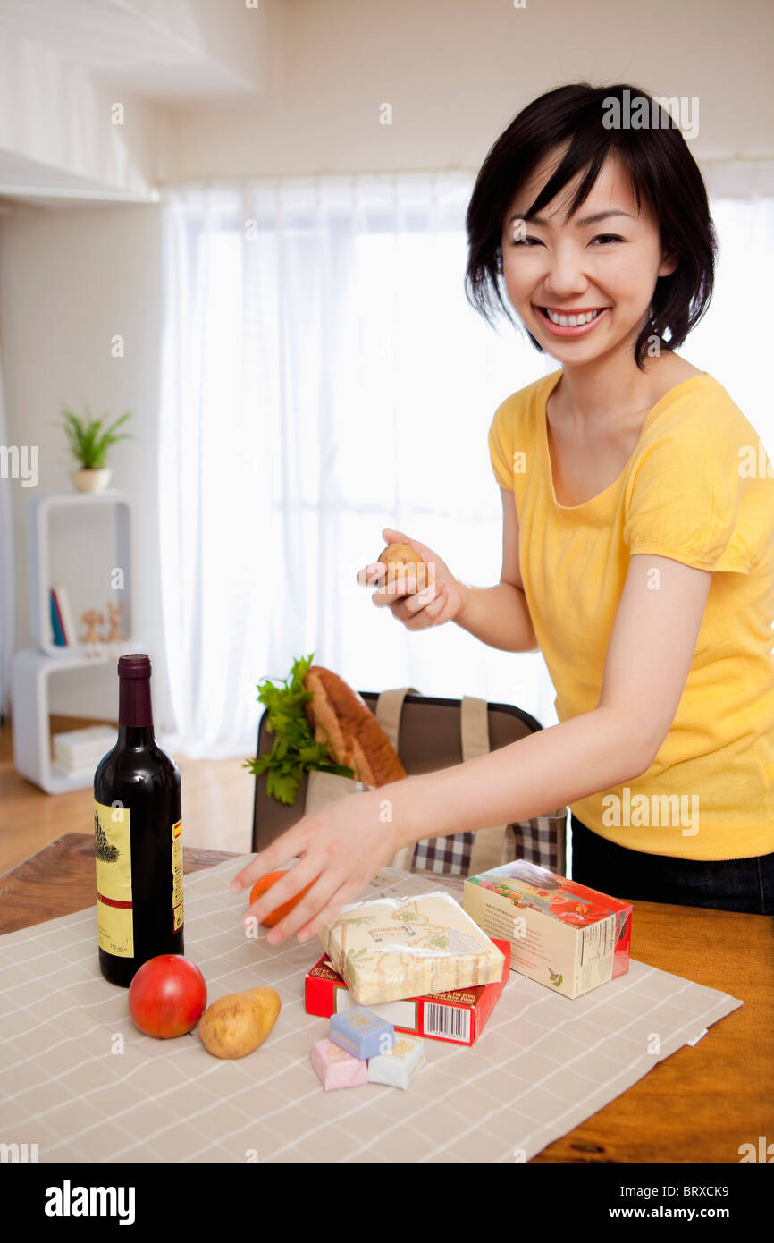 Donna di smistamento di negozi di generi alimentari Foto Stock