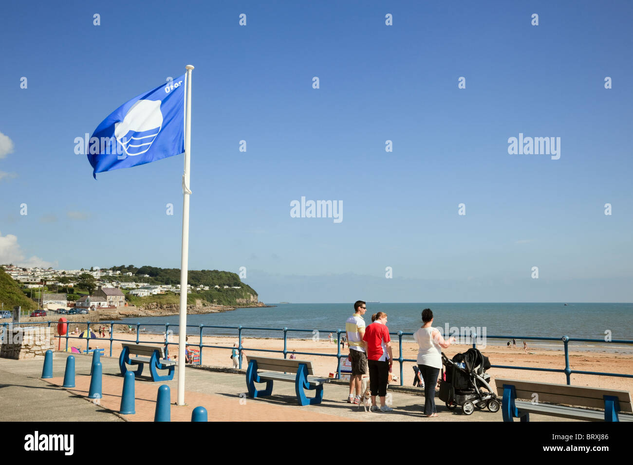 Bandiera blu sul lungomare che si affaccia sulla spiaggia di Welsh località balneare di Benllech, Isola di Anglesey, Galles del Nord, Regno Unito, Gran Bretagna Foto Stock