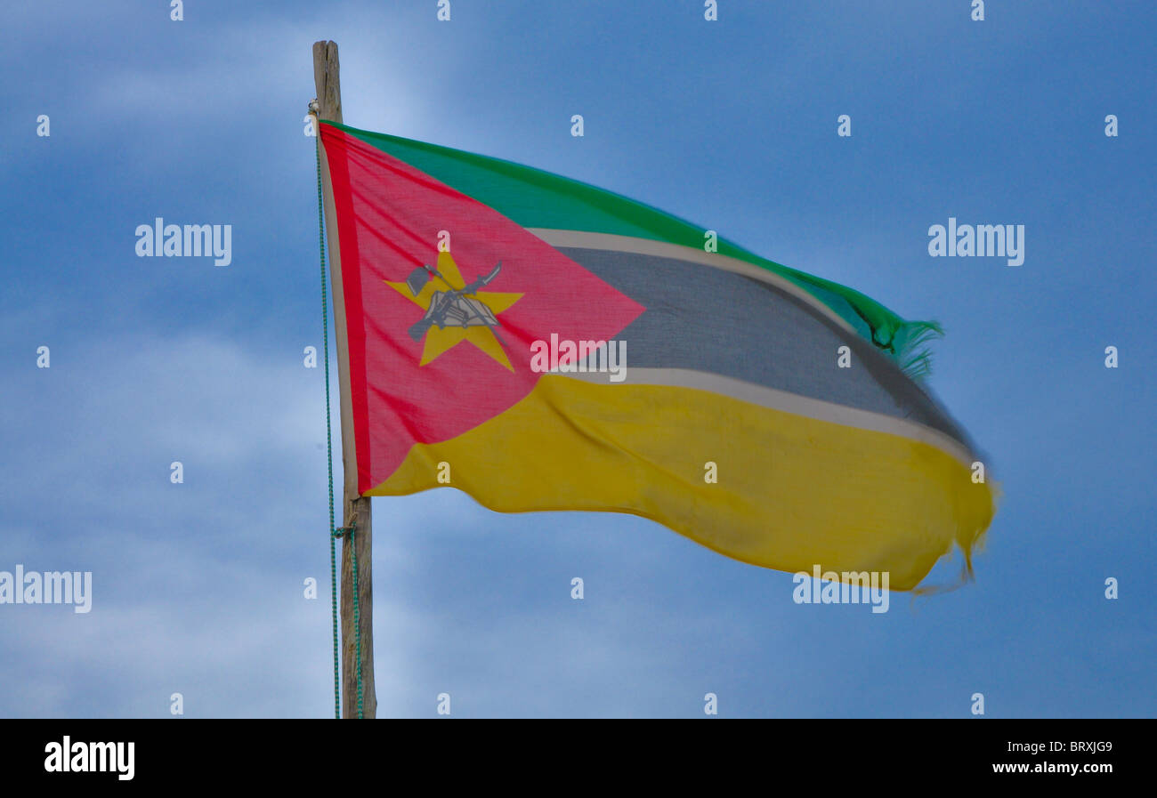 Repubblica del Mozambico lacerato e sfrangiato con bandiera blu cielo Foto Stock