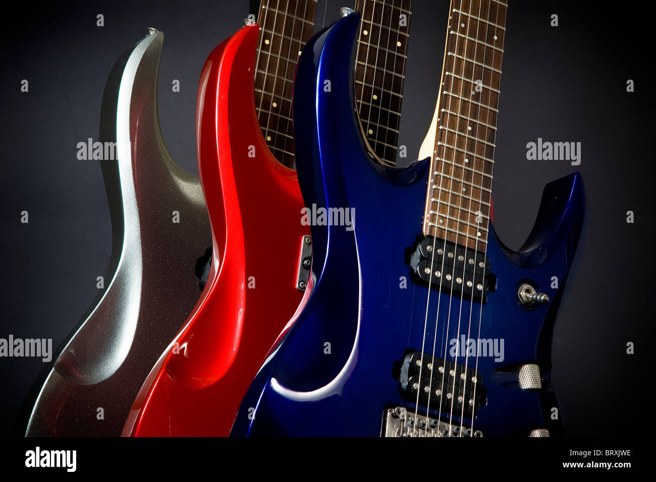 Tre chitarre elettriche - chitarra rossa, argento, chitarra chitarra blu. Foto Stock