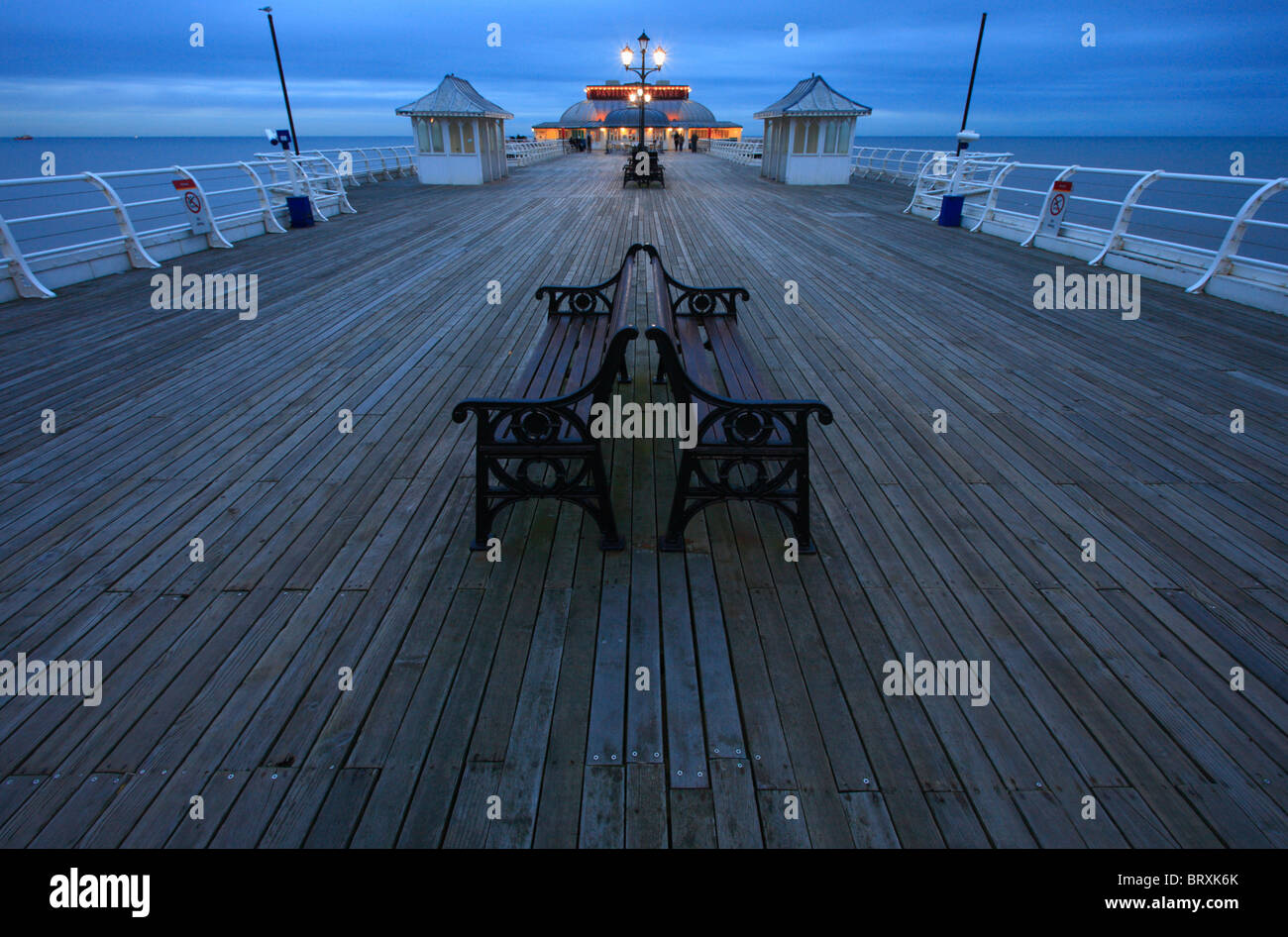 Cromer Pier sulla costa di Norfolk in prima serata. Foto Stock