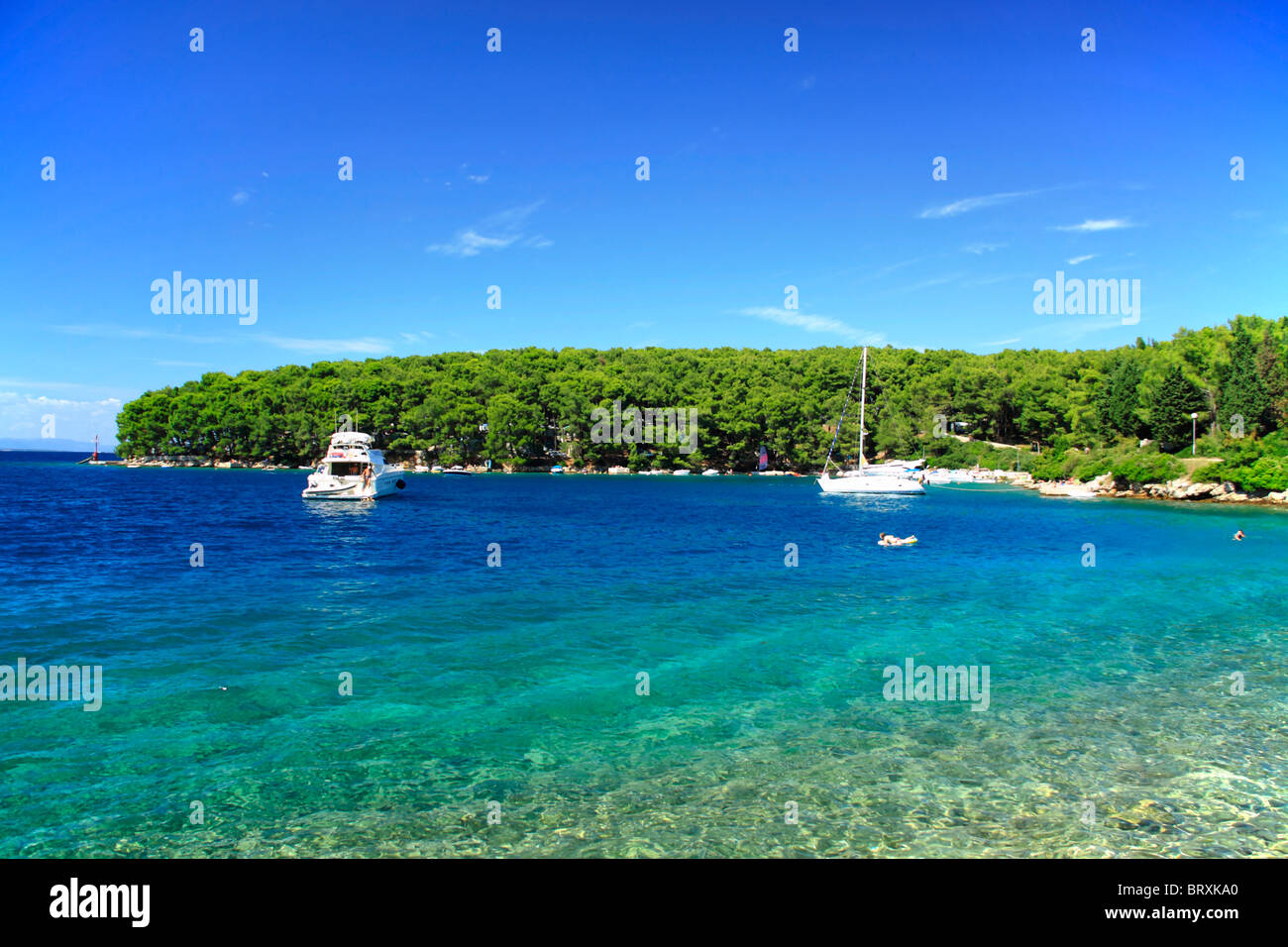 La barca a vela e yacht a motore in Bijar Bay nei pressi di Osor villaggio sull isola di Cres, Croazia Foto Stock