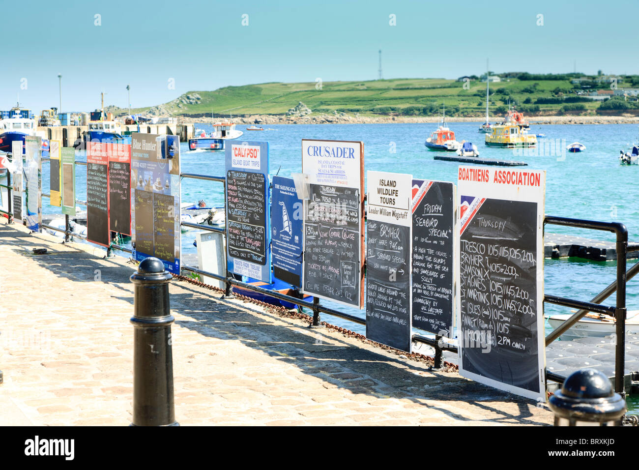 Cartelloni per la pubblicità delle gite di un giorno per gite in barca nelle isole Scilly Foto Stock