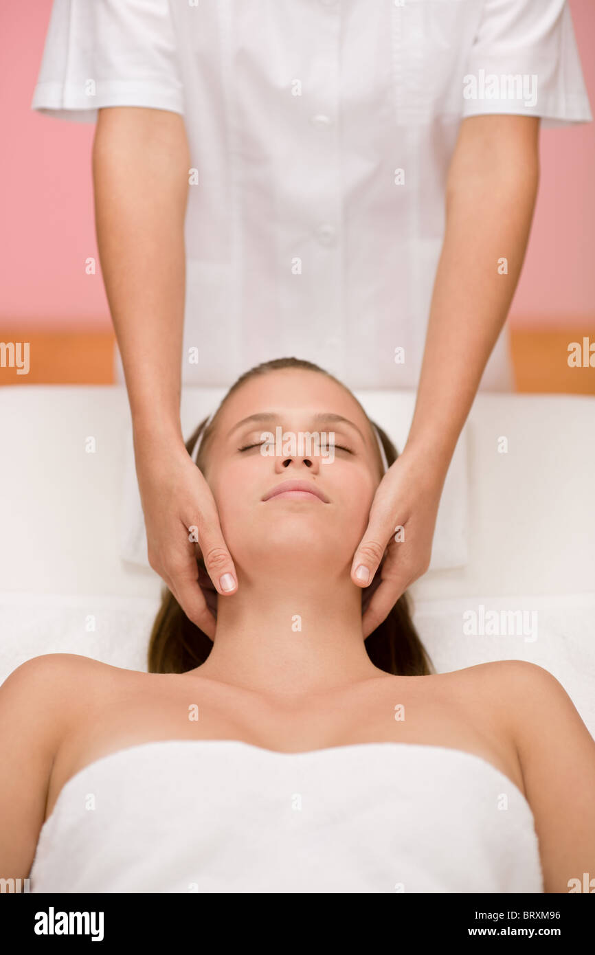 Cura del corpo - donna massaggio viso al day spa Foto Stock