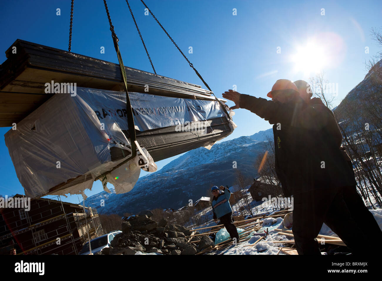 Il sollevamento con gru del pacco di materiale. Autocarro, lavori di costruzione. Røldal, Hordaland, Norvegia Foto Stock