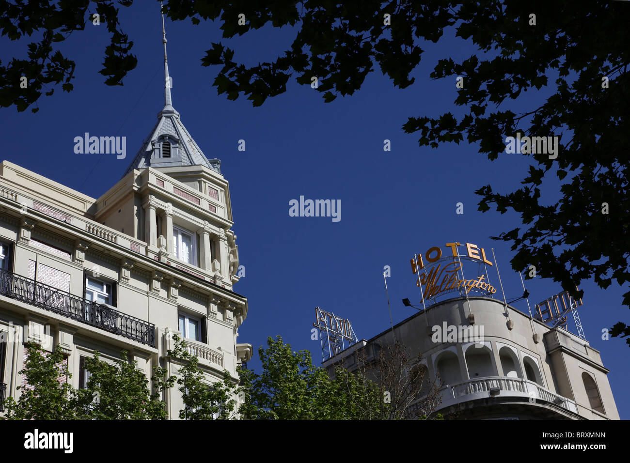 Facciata di edificio e il Wellington Hotel, Salamanca, Madrid, Spagna Foto Stock