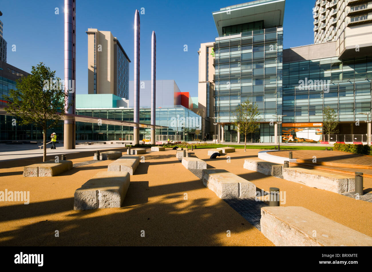 Posti a sedere e le colonne di illuminazione a 'la fase " area di piazza a MediaCityUK, Salford Quays, Manchester, Regno Unito Foto Stock