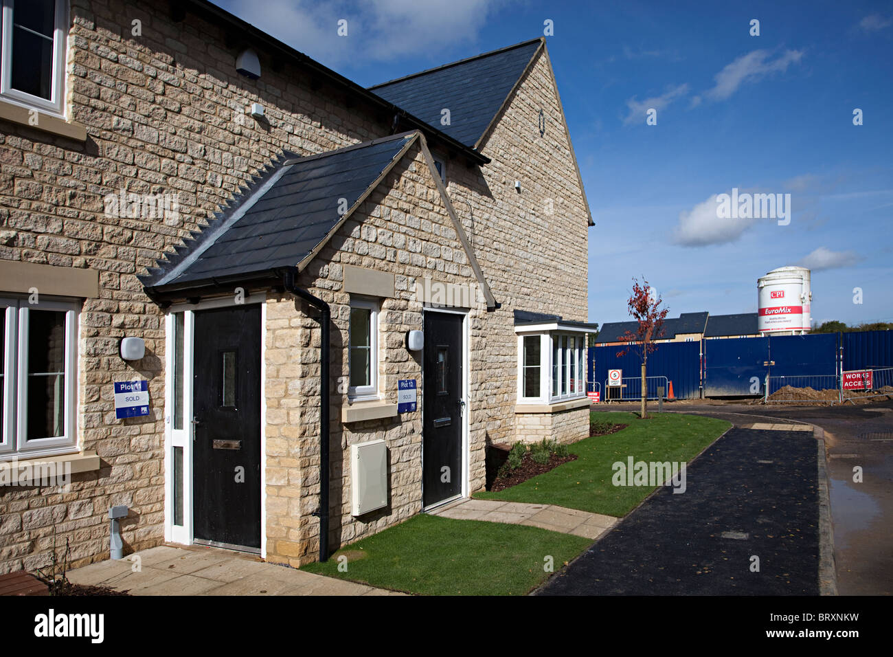 Nuova costruzione di case in pietra locale con venduti segno Woodstock Oxfordshire England Regno Unito Foto Stock