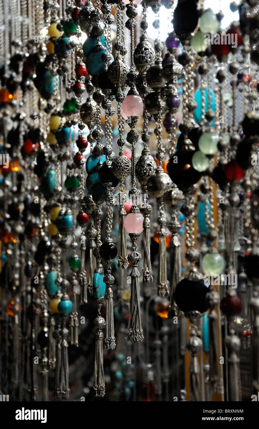 Kapali Carsi o il Grand Bazaar di Istanbul, ceramiche doni souvenir in vendita Turchia perline di vetro collane colore colore Foto Stock