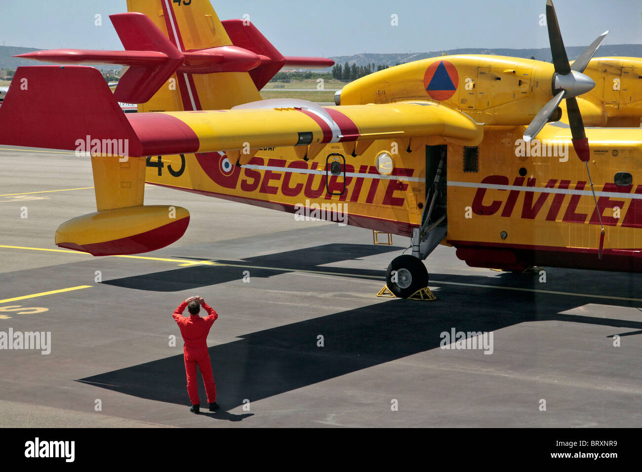 CANADAIR e pilota presso i servizi di emergenza' di lotta antincendio TANKER BASE PIANA, MARIGNANE (13), Francia Foto Stock