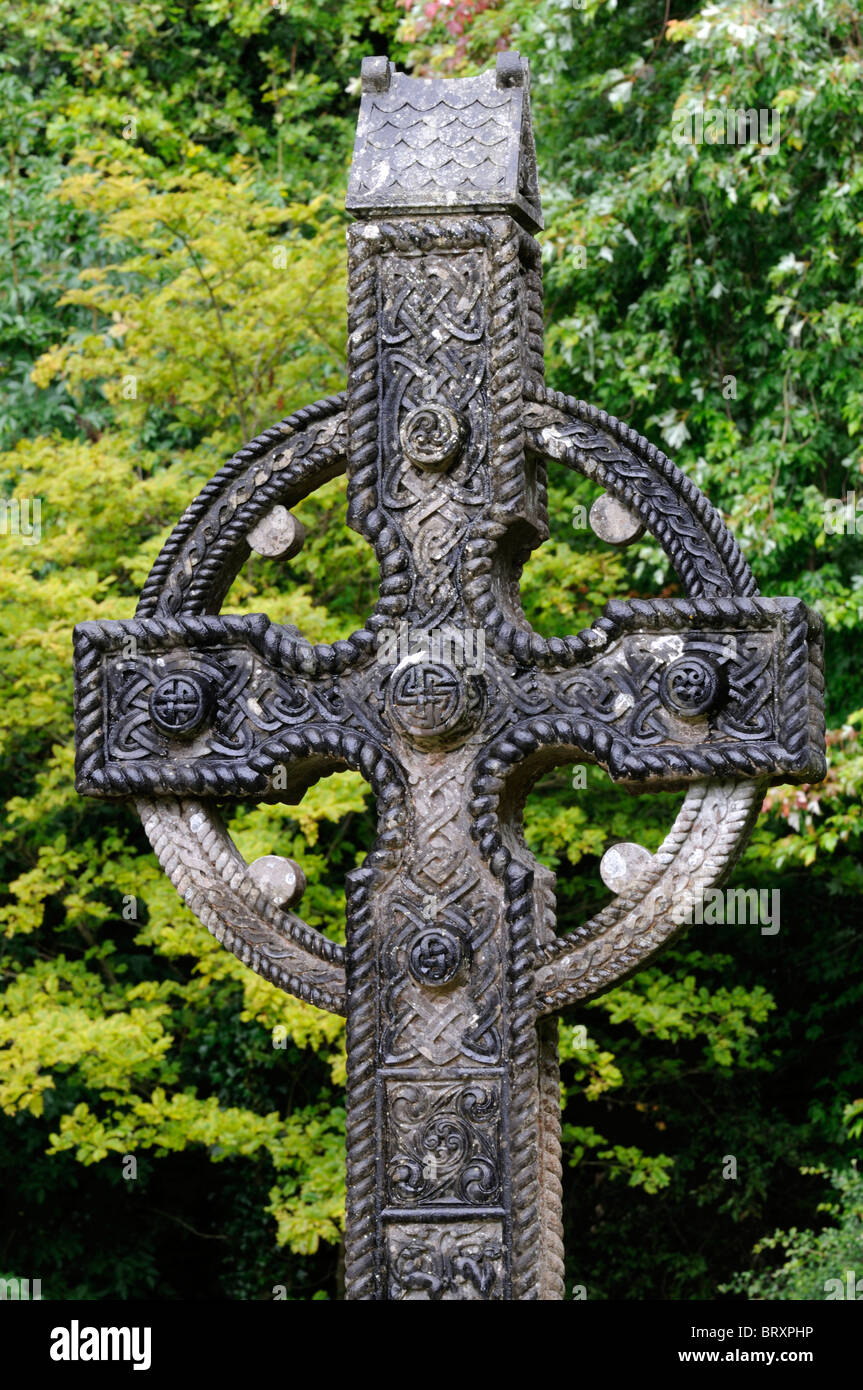 Contemporanea croce alta chiesa religione oggetto religioso icona simbolo simbolismo Foto Stock