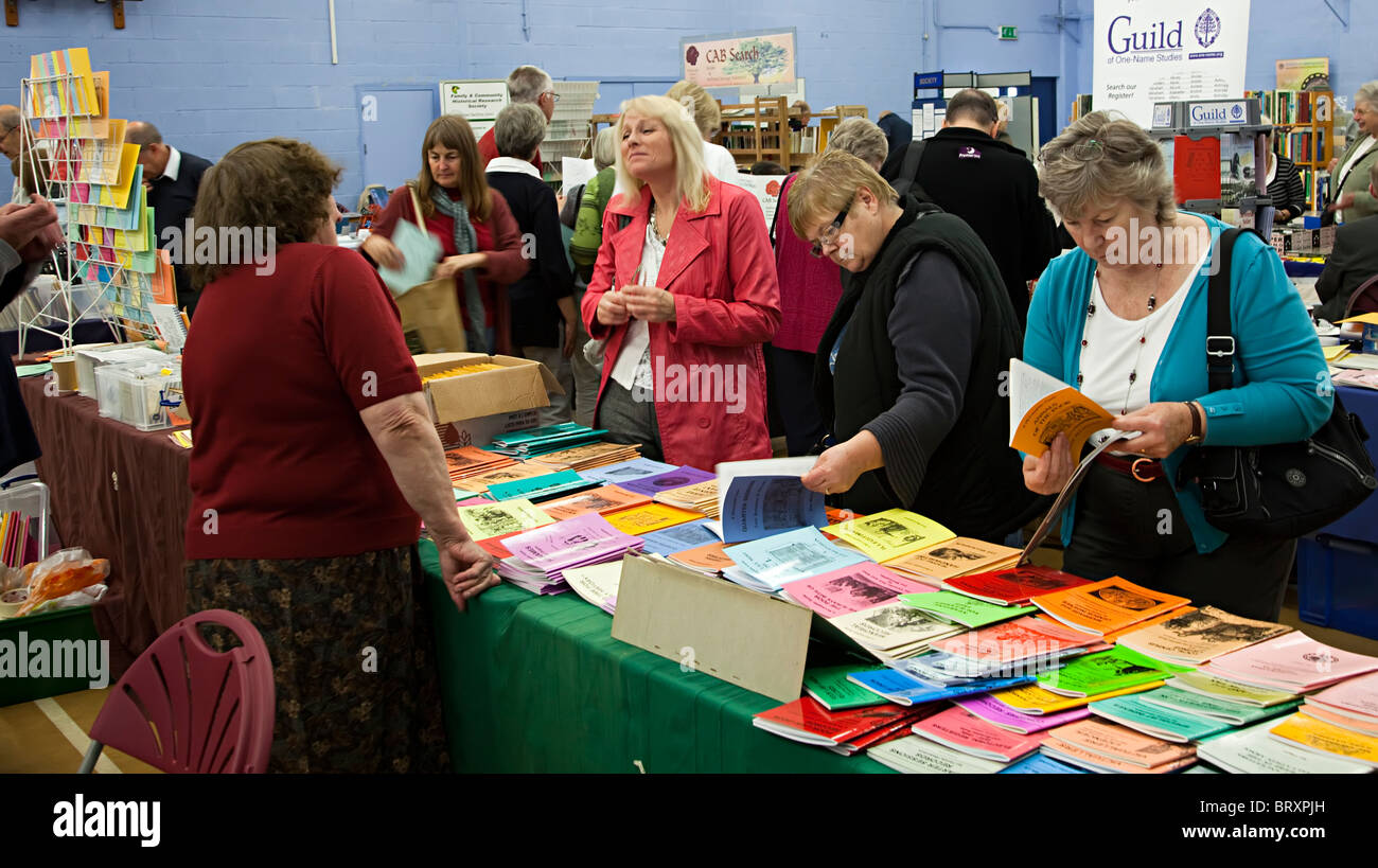 Gli opuscoli in vendita presso la storia familiare incontro England Regno Unito Foto Stock