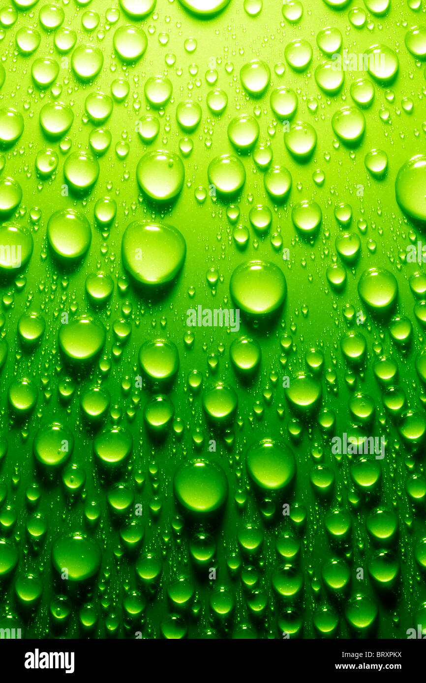Gocce d'acqua sulla superficie metallica Foto Stock