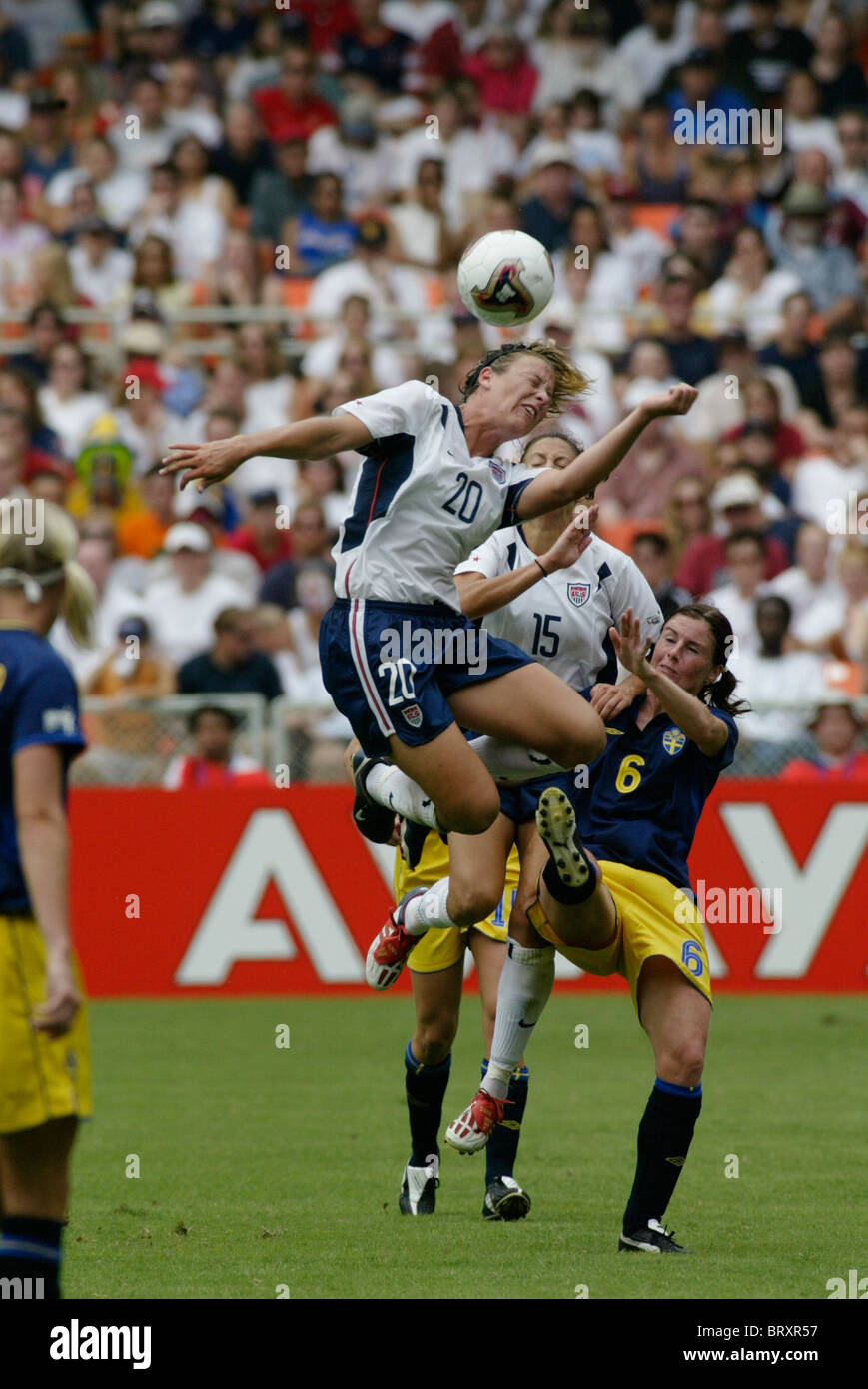 Abby Wambach degli Stati Uniti (20) Capi la sfera durante un 2003 Coppa del Mondo Donne partita di calcio contro la Svezia. Foto Stock