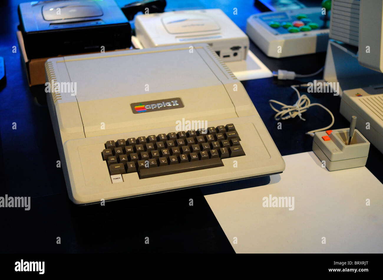Foto scattata durante una mostra sulla storia dei videogiochi, che presenta diverse console vintage e computer. Foto Stock