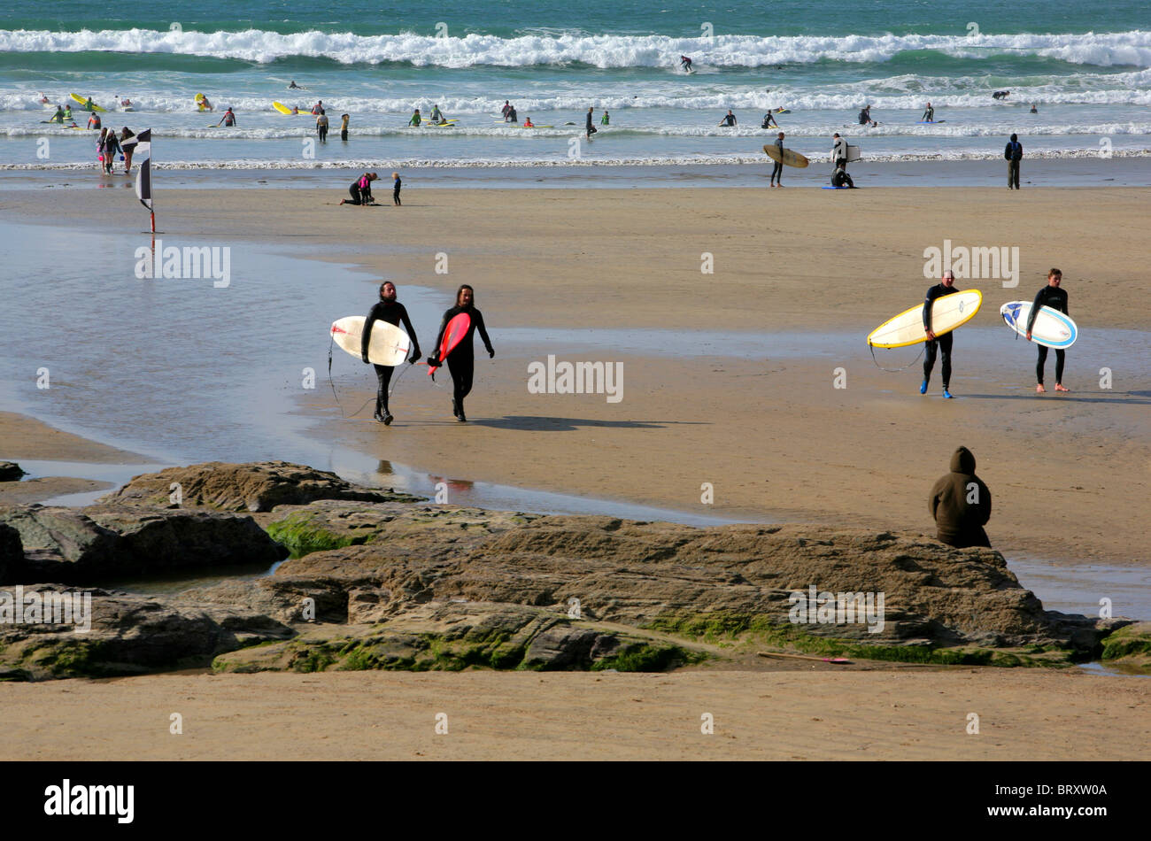 Surfisti sulla Polzeath Beach, Cornwall, Inghilterra, Regno Unito. Foto Stock