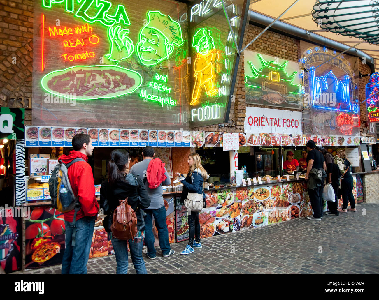 Cucina etnica a Camden Market , Camden Town, Londra Inghilterra REGNO UNITO Foto Stock