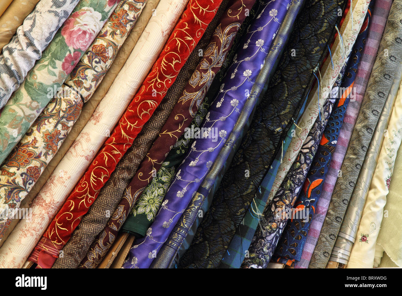 Colorato ed elegante bulloni di velluto di seta e panno di tessuto in sarta shop Foto Stock