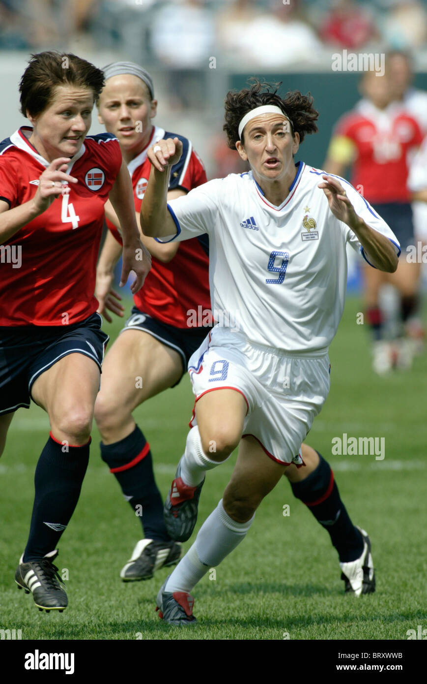 Marinette Pichon di Francia (9) in azione contro la Norvegia durante un 2003 Coppa del Mondo Donne partita di calcio. Foto Stock