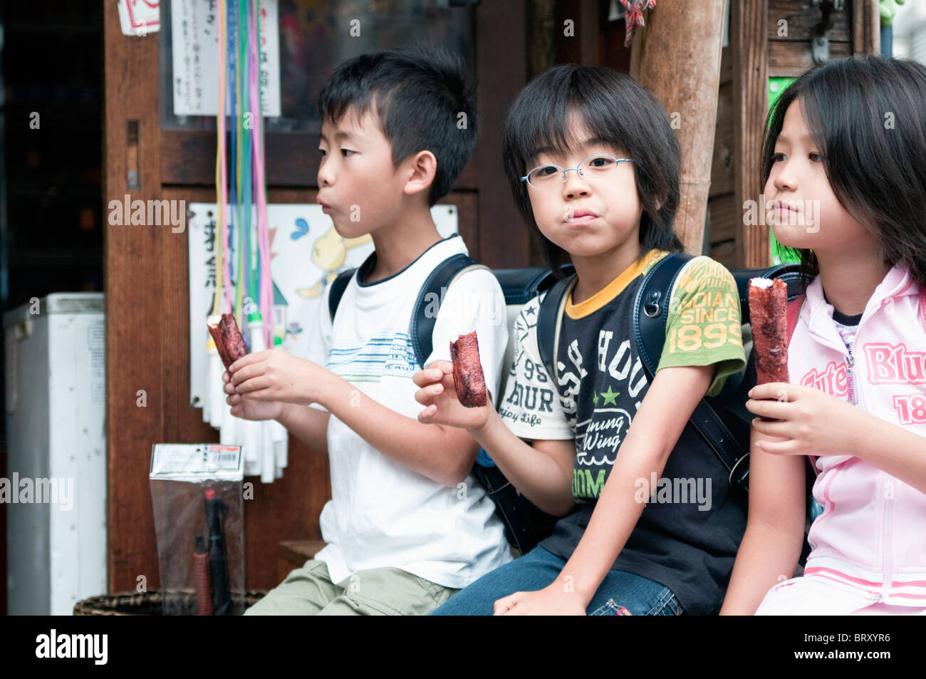 I bambini a mangiare tradizionale snack giapponese Giappone Foto Stock