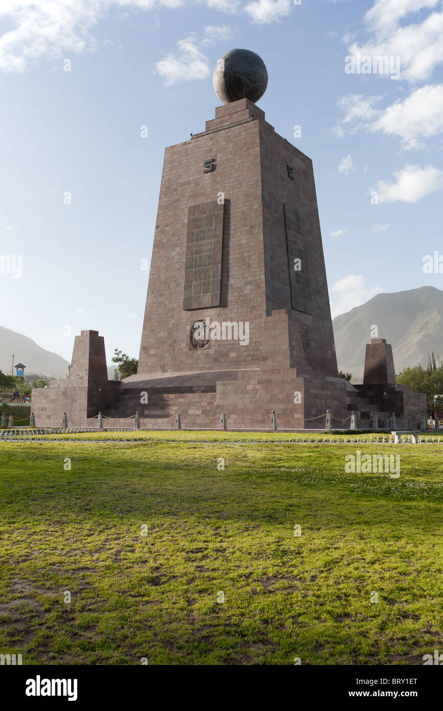 Il 30 Metri monumento costruito tra il 1979 e il 1982 è stato costruito in modo da contrassegnare la linea equatoriale Foto Stock