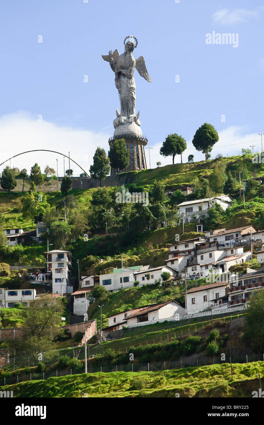 Monumento di La Virgin De Panecillo situata nelle colline di Quito in Ecuador Foto Stock