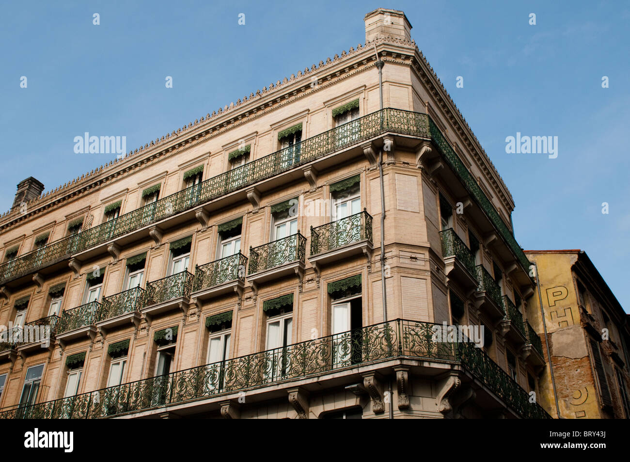 Architettura settecentesca con balconi in ferro battuto, Toulouse, Francia Foto Stock
